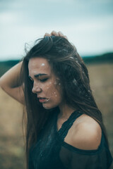belle fille en poussière blanche sur son visage