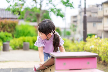 公園で遊ぶ小さな女の子