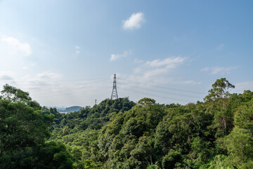 Obraz premium The scenery beside the reservoir is blue sky, white clouds, green mountains and clear water