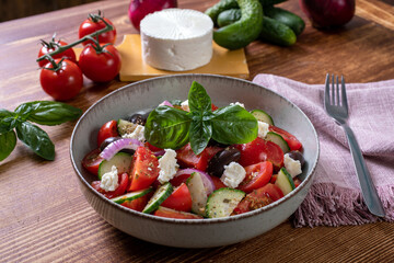 insalata con pomodori cetrioli e formaggio feta