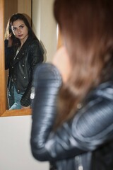 Fototapeta na wymiar Junge Frau im Spiegel