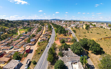 Fototapeta na wymiar Visão aérea Itamaraju no sul da Baiha. Pequena cidade do interior do nordeste brasileiro. Monte pescoço ao fundo.