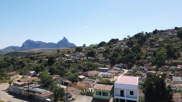 Vis&atilde;o a&eacute;rea Itamaraju no sul da Baiha. Pequena cidade do interior do nordeste brasileiro. Monte pesco&ccedil;o ao fundo.