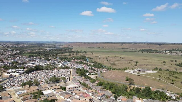 Vis&atilde;o a&eacute;rea Itamaraju no sul da Baiha. Pequena cidade do interior do nordeste brasileiro. Monte pesco&ccedil;o ao fundo.