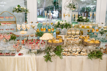 Candy Bar. Delicious wedding buffet with cupcakes. Sweet buffet with cupcakes and other desserts.
