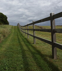 suivre la clôture jusqu'à l'horizon