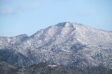 雪化粧した里山　1月　丹波篠山　多紀連山三岳