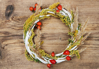 Autumn wreath with wild plants.