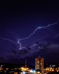 Descargas elétricas sobre a cidade de São Carlos São Paulo com a aproximação de nuvens...