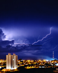 Vista noturna da cidade de São Carlos São Paulo durante a aproximação de nuvens carregadas de uma tempestade de raios