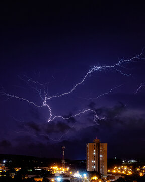 Descargas el&eacute;tricas sobre a cidade de S&atilde;o Carlos S&atilde;o Paulo com a aproxima&ccedil;&atilde;o de nuvens carregadas
