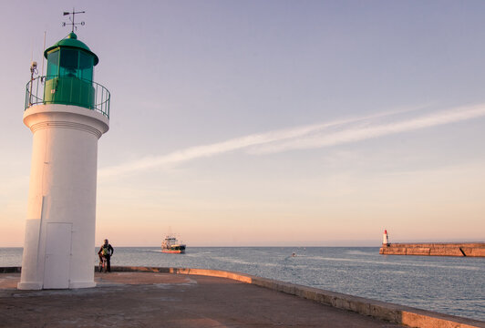 La petite jet&eacute;e ou jet&eacute;e des skippers avec le phare vert aux sables d'Olonne