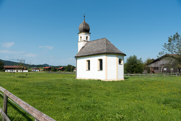 Fototapeta na wymiar Leonhardi-Kappelle bei Hundham, Fischbachau