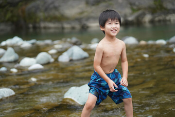 川で遊ぶ男の子