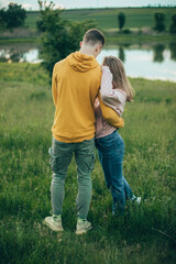 Beau couple s'embrassant au bord du lac