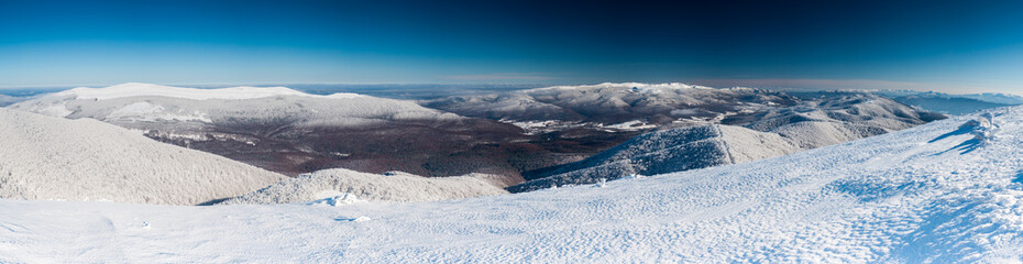 Obraz premium A view from the top of Wielka Rawka to the peaks of the Bieszczady Mountains, the Bieszczady Mountains