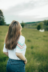 Obraz premium Belle fille dans un t-shirt blanc dans la nature