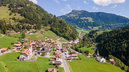 Naklejka premium Jaun Pass and its beautiful valley, Switzerland. 