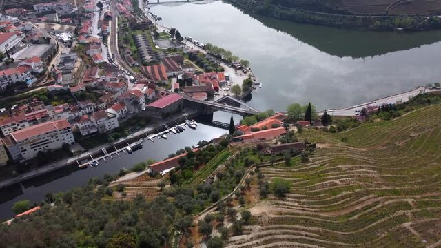 Pinh&atilde;o - Paisagem urbana e foz do rio Pinh&atilde;o no rio Douro