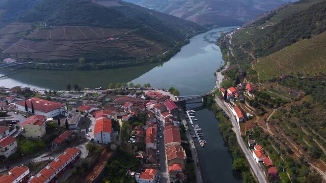 Pinh&atilde;o - Paisagem do Douro Vinhateiro sobre o Rio Pinh&atilde;o