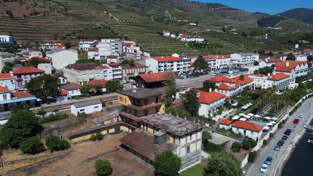 Pinh&atilde;o- Cais do Douro - Vista aerea sobre o rio Douro