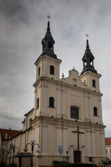 Fototapeta na wymiar Fasada kościoła św. Józefa w Wieluniu