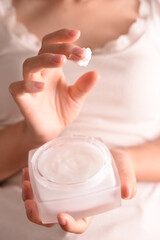 クリームを手に取る女性