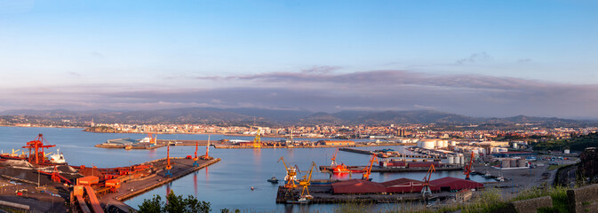 Panorámica de los astilleros de Gijón