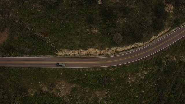 Carretera en temporal de lluvia camino a la Sierra Fr&iacute;a en Aguascalientes, M&eacute;xico.