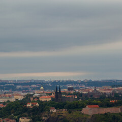 Une vue carrée de Vysehrad avec ses fortifications et sa basilique. Derrière se trouve le centre-ville de Prague, les églises dépassent des toits.