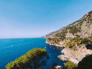 Fototapeta na wymiar Costiera amalfitana. Vista sul mare e sulle montagne della costiera amalfitana, conca dei marini, Amalfi, Positano, Arienzo, Praiano. Spiaggia, barche e Vacanza.
