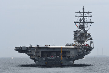 United States Navy aircraft carrier USS Ronald Reagan sailing in Tokyo Bay. - obrazy, fototapety, plakaty