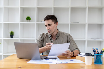 Obraz premium A young businessman is discussing a laptop video conference with a business partner who founded a startup company together, they have a company finance meeting to fix and plan financial arrangements.