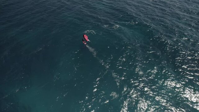 T&iacute;tulo: hombre practica Windfoil  surf (Formato D-log para edici&oacute;n profesional)