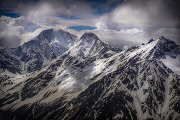 Obraz premium Panorama of High Mountain Peaks under Snow
