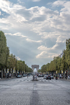 Vue sur l'avenue des champs &Eacute;lys&eacute;es et l'arc  de triomphe &agrave; Paris avec un ciel mena&ccedil;ant plein de nuages
