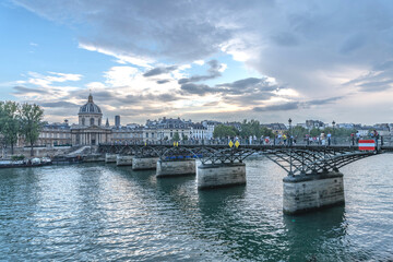Passerelle des arts à Paris avec un ciel couvert face au Louvre