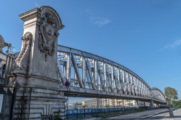 Arche d'un pont du métro parisien