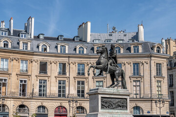 Statue du Roi Louis XIII dans Paris en France - obrazy, fototapety, plakaty