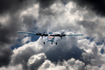 Motorflugzeug am Himmel (Propeller-Flugzeug) - Regenwolken/Gewitter/Turbolenzen