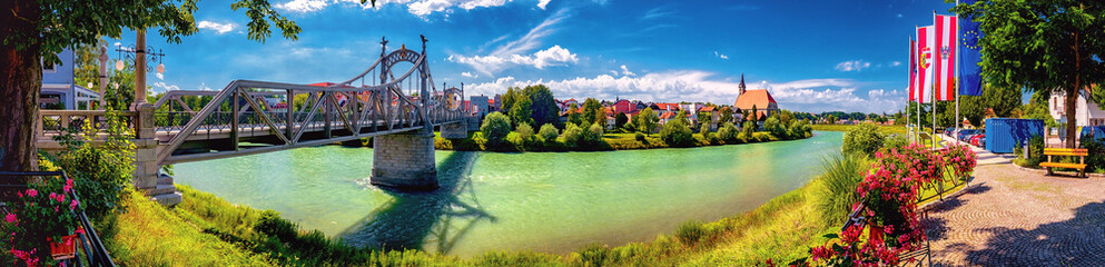 Fototapeta premium Salzachbrücke zwischen Oberndorf und Laufen an der Grenze von Deutschland und Österreich