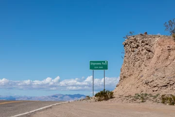 Fotobehang signage sitgraves pass at route 66 near golden valley © travelview