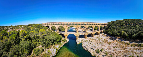 De luchtfoto van de Pont du Gard, een oude Romeinse aquaductbrug met drie niveaus in Frankrijk