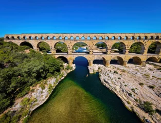 Foto op Plexiglas Pont du Gard De luchtfoto van de Pont du Gard, een oude Romeinse aquaductbrug met drie niveaus in Frankrijk