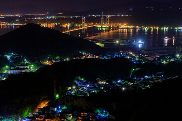 Fototapeta na wymiar 室蘭市測量山から俯瞰する白鳥大橋の夜景