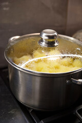 Ugotowane ziemniaki w garnku na kuchence gazowej