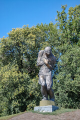 Fototapeta na wymiar statue of a person in the park