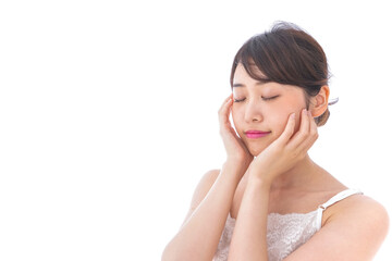 スキンケアをする若い女性