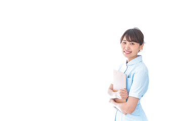 カルテを持つ看護師