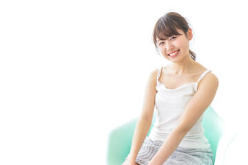 イスに座って喜ぶ女性